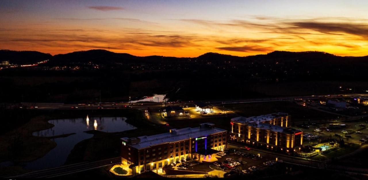Holiday Inn Express & Suites Franklin - Berry Farms By Ihg Exterior photo